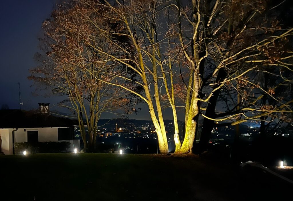 Vista notturna del parco illuminato di Villa BellaVista Montevecchia per eventi indimenticabili.